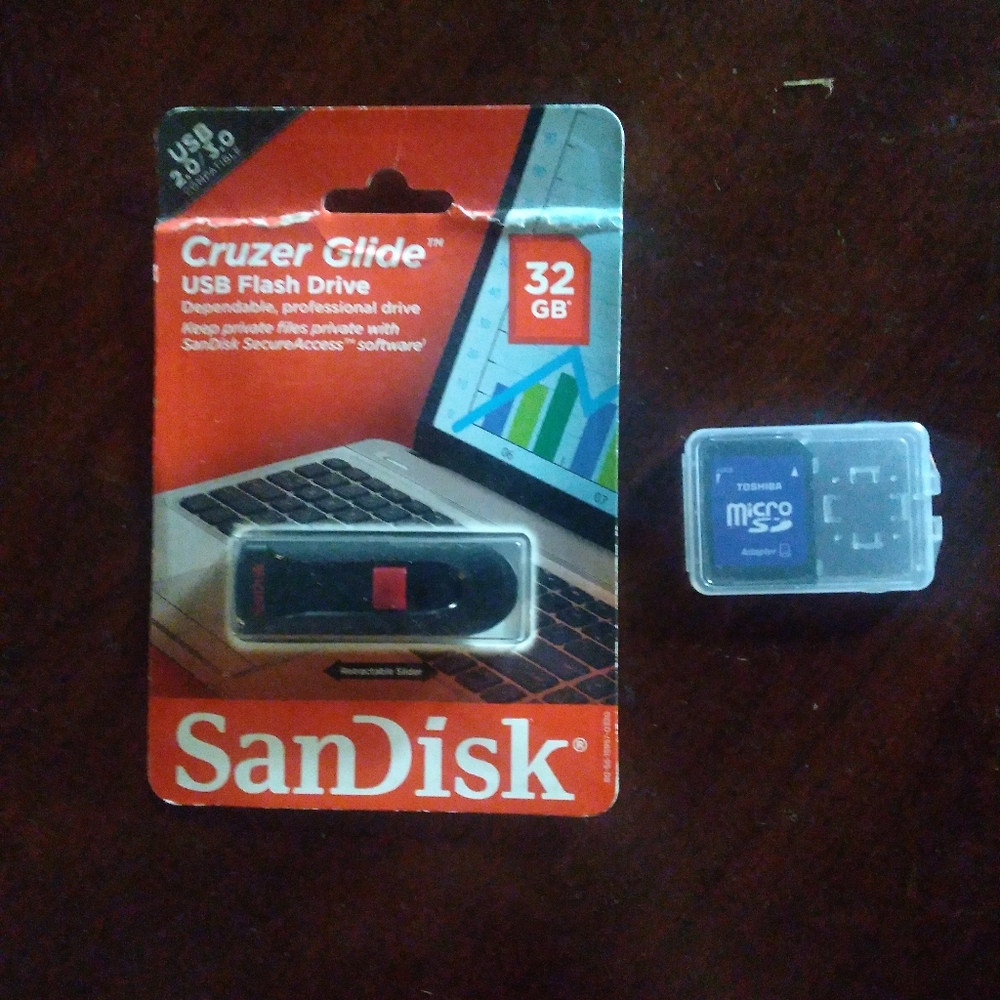 Andis Cruzer Glide 32GB USB Flash Drive - Black and Red